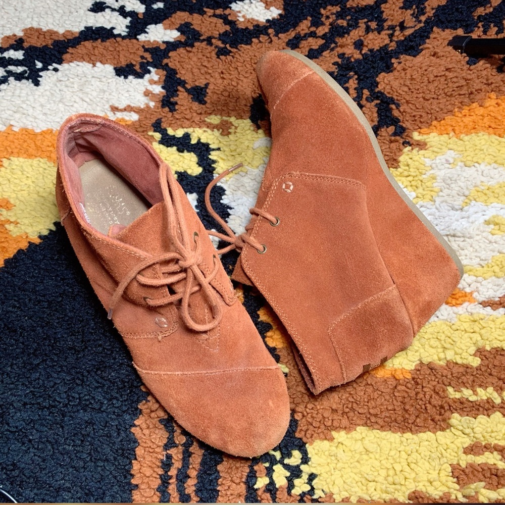 TOMS, suede, wedge booties!!